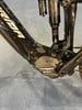 Detail eines E-Mountainbike-Rahmens mit Dämpfer und Shimano-Motor.