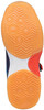 Ansicht der Sohle eines Sportschuhs mit orangefarbenem Muster und rotem Detail.