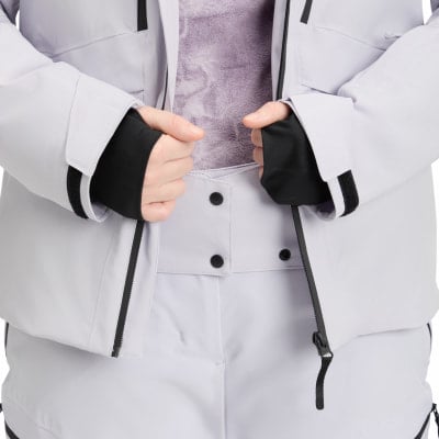 Detail einer Jacke mit Handschuhen und Reißverschluss, Vorderansicht. Detail einer Jacke mit Handschuhen und Reißverschluss, Vorderansicht.