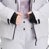 Detail einer Jacke mit Handschuhen und Reißverschluss, Vorderansicht.