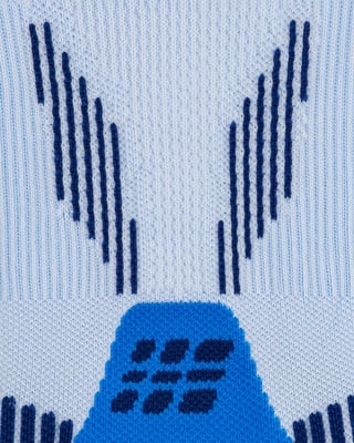 Detail eines Strickmusters mit einem blauen Vulkan und Streifen. Detail eines Strickmusters mit einem blauen Vulkan und Streifen.