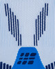 Detail eines Strickmusters mit einem blauen Vulkan und Streifen.