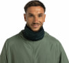Ein Mann in einer grünen Jacke und einem dunkelgrünen Schlauchtuch lächelt.