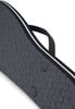Detail der Sohle eines schwarzen Flip-Flops mit weißem Streifen und O'Neill-Logo.