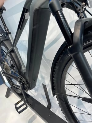 Detail eines E-Bikes mit Akku, Pedal und Vorderradgabel. Detail eines E-Bikes mit Akku, Pedal und Vorderradgabel.