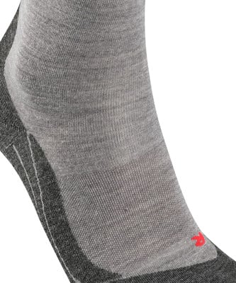 Graue Socke mit dunklerem Bündchen und rotem Logo an der Spitze. Graue Socke mit dunklerem Bündchen und rotem Logo an der Spitze.