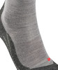 Graue Socke mit dunklerem Bündchen und rotem Logo an der Spitze.