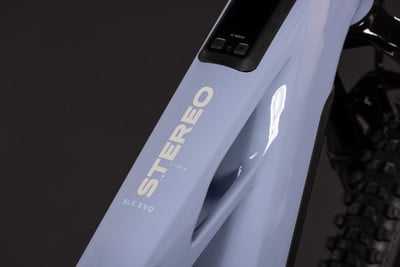 Detail eines E-Bike-Rahmens mit der Aufschrift STEREO SLX EVO und dem Bosch-Logo. Detail eines E-Bike-Rahmens mit der Aufschrift STEREO SLX EVO und dem Bosch-Logo.