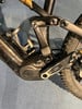 Detail des E-Bike-Rahmens mit Dämpfer und Kurbel.