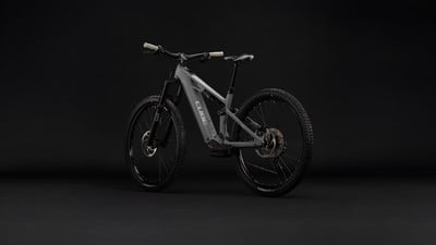 Graues E-Mountainbike mit breiten Reifen und Federung. Graues E-Mountainbike mit breiten Reifen und Federung.