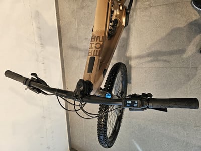 Detail eines E-Bike-Lenkers mit einem Display, das 100 km/h anzeigt. Detail eines E-Bike-Lenkers mit einem Display, das 100 km/h anzeigt.