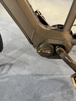 Detail eines E-Bike-Rahmens mit Bosch CX Antrieb und Kurbel.
