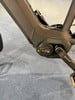 Detail eines E-Bike-Rahmens mit Bosch CX Antrieb und Kurbel.
