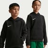 Dva mladí lidé v černých mikinách s kapucí a logem Nike.