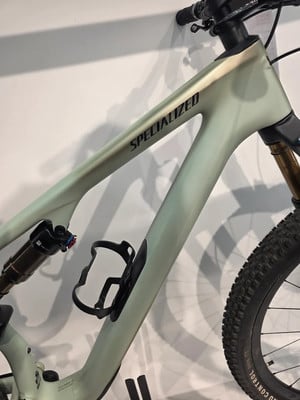 Detail des Rahmens eines hellgrünen Specialized Mountainbikes mit Dämpfer. Detail des Rahmens eines hellgrünen Specialized Mountainbikes mit Dämpfer.