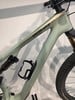 Detail des Rahmens eines hellgrünen Specialized Mountainbikes mit Dämpfer.