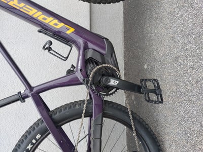 Lila Mountain-E-Bike mit LAPIERRE-Logo und Bosch-Antrieb.