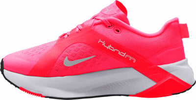 Ein rosafarbener Nike-Sportschuh mit weißer Sohle und silbernem Logo. Ein rosafarbener Nike-Sportschuh mit weißer Sohle und silbernem Logo.