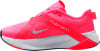 Ein rosafarbener Nike-Sportschuh mit weißer Sohle und silbernem Logo.