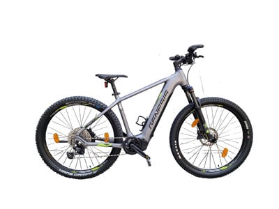 Graues Mountain-E-Bike mit GENESIS-Schriftzug am Rahmen und breiten Reifen. Graues Mountain-E-Bike mit GENESIS-Schriftzug am Rahmen und breiten Reifen.