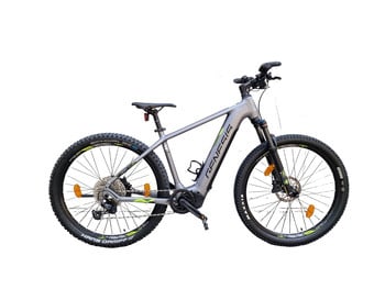 Graues Mountain-E-Bike mit GENESIS-Schriftzug am Rahmen und breiten Reifen.
