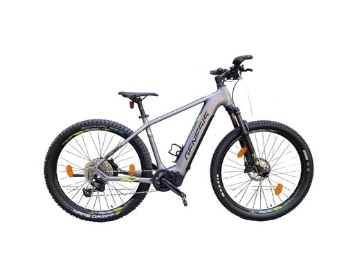 Graues Mountain-E-Bike mit GENESIS-Schriftzug am Rahmen und breiten Reifen.