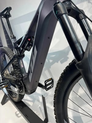 Schwarzes Mountainbike mit Federung und schwarzen Rädern. Schwarzes Mountainbike mit Federung und schwarzen Rädern.