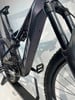 Schwarzes Mountainbike mit Federung und schwarzen Rädern.