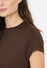 Detail eines Damen-T-Shirts in Braun mit kurzen Ärmeln und feinem Muster.