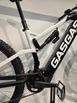Detail eines Mountain-E-Bikes mit weißem Rahmen und schwarzem Dämpfer. Detail eines Mountain-E-Bikes mit weißem Rahmen und schwarzem Dämpfer.