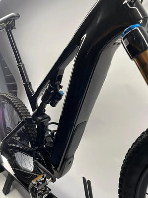 Detail eines modernen schwarzen E-Bikes mit Dämpfer und Federung. Detail eines modernen schwarzen E-Bikes mit Dämpfer und Federung.