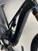 Detail eines modernen schwarzen E-Bikes mit Dämpfer und Federung.