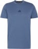 Ein blaues Adidas T-Shirt mit Logo und dem Schriftzug Training am Kragen.