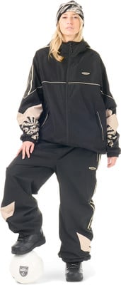 Frau in schwarzer Kleidung mit einem Fußball am Fuß. Frau in schwarzer Kleidung mit einem Fußball am Fuß.