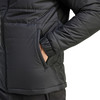 Detail einer schwarzen Herren-Daunenjacke mit Tasche und Ärmel.