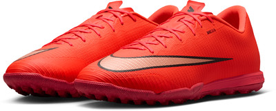 Rote Nike Fußballschuhe mit orangefarbenem Logo und texturiertem Obermaterial.