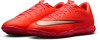 Rote Nike Fußballschuhe mit orangefarbenem Logo und texturiertem Obermaterial.