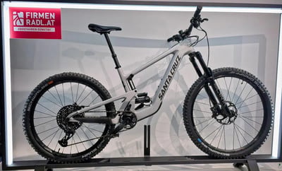 Santa Cruz Mountainbike mit Schriftzug auf dem Rahmen und Firmenlogo. Santa Cruz Mountainbike mit Schriftzug auf dem Rahmen und Firmenlogo.