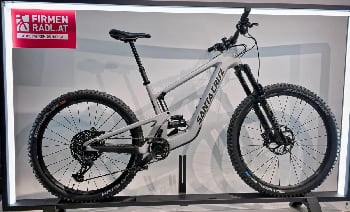 Santa Cruz Mountainbike mit Schriftzug auf dem Rahmen und Firmenlogo.