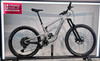 Santa Cruz Mountainbike mit Schriftzug auf dem Rahmen und Firmenlogo.