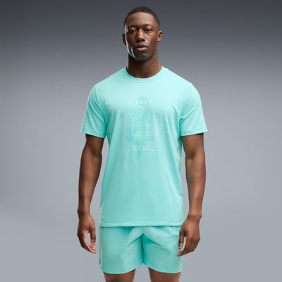 Mann in türkisfarbenem T-Shirt und Shorts mit Aufdruck. Mann in türkisfarbenem T-Shirt und Shorts mit Aufdruck.