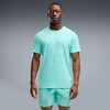Mann in türkisfarbenem T-Shirt und Shorts mit Aufdruck.