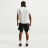 Ein Mann in einem weißen T-Shirt und schwarzen Shorts mit weißen Socken und Schuhen.