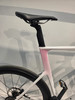 Detail des weißen Fahrradhecks mit schwarzem Sattel und Felge.