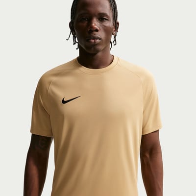 Ein Mann in einem braunen T-Shirt mit Nike-Logo auf der Brust. Ein Mann in einem braunen T-Shirt mit Nike-Logo auf der Brust.