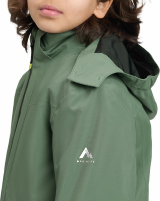Grüne McKinley Kinderjacke mit Kapuze und Logo auf dem Ärmel. Grüne McKinley Kinderjacke mit Kapuze und Logo auf dem Ärmel.