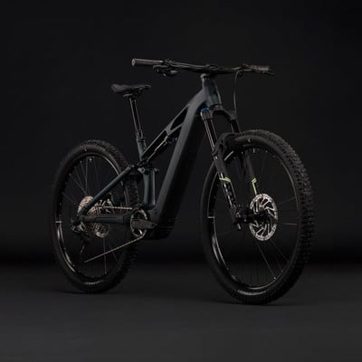 Schwarzes Mountain-E-Bike mit Federung auf schwarzem Hintergrund. Schwarzes Mountain-E-Bike mit Federung auf schwarzem Hintergrund.
