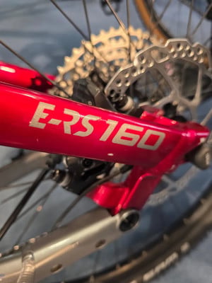 Detail des Hinterrads eines roten Fahrrads mit der Aufschrift E-RS 160.