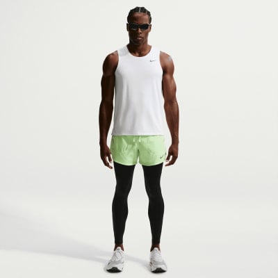 Mann in weißem Tanktop, hellgrünen Shorts und schwarzen Leggings.
