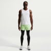 Mann in weißem Tanktop, hellgrünen Shorts und schwarzen Leggings.